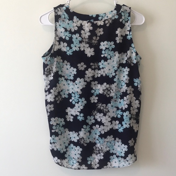 BLUE FLORAL SLEEVELESS BLOUSE - Picture 4 of 4